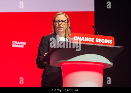 Liverpool, Royaume-Uni. 23 SEP, 2024. Angela Carrigan du Community Trade Union prend la parole à la conférence du Parti travailliste. Crédit Milo Chandler/Alamy Live News Banque D'Images