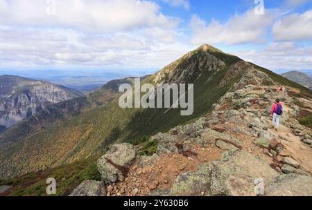 Randonneurs trekking le long de la crête de montagne Franconia traverse au Mont Lafayette avec un beau paysage en arrière-plan, New Hampshire, États-Unis Banque D'Images