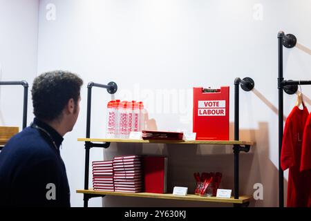 Liverpool, Royaume-Uni. 23 SEP, 2024. Man regarde l'atelier du travail sur le plancher de la conférence à la conférence du Parti travailliste. Crédit Milo Chandler/Alamy Live News Banque D'Images