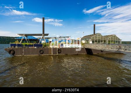 Yonkers, NY - US - Sep 21, 2024 Groundwork Hudson Valley Science Barge est une ferme urbaine durable sur la rivière Hudson, alimentée par des énergies renouvelables, Banque D'Images