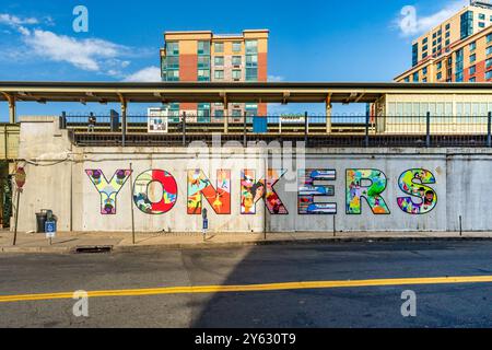 Yonkers, NY - US - Sep 21, 2024 vue horizontale de la murale 'We the People' de CJ Priester, située le long de la ligne Metro-North, est un collabore vibrant Banque D'Images