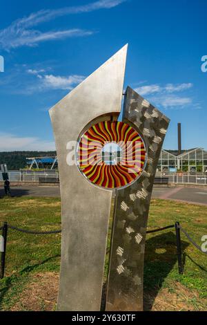 Yonkers, NY - US - Sep 21, 2024 la sculpture « Fire Dance » de Dale Rogers à Yonkers Riverfront présente des formes métalliques avec un centre vibrant et hypnotique, bl Banque D'Images