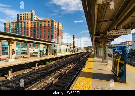 Yonkers, NY - US - Sep 21, 2024 sur le quai de la station Yonkers, les passagers du Metro-North attendent leur train, profitant de l'ambiance historique et dynamique Banque D'Images