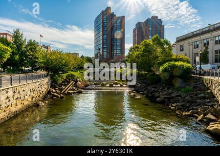 Yonkers, NY - US - Sep 21, 2024 Van der Donck Park at Larkin Plaza est une oasis urbaine pittoresque à Yonkers, avec des espaces verts, des voies navigables et un riche Banque D'Images