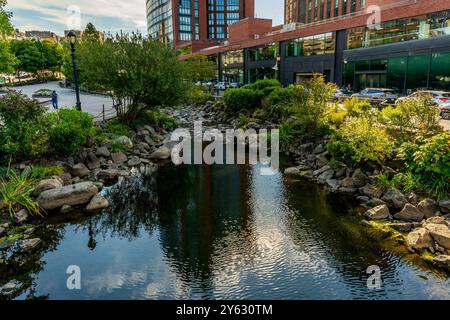 Yonkers, NY - US - Sep 21, 2024 Van der Donck Park at Larkin Plaza est une oasis urbaine pittoresque à Yonkers, avec des espaces verts, des voies navigables et un riche Banque D'Images