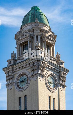 Yonkers, NY - US - Sep 21, 2024 gros plan de la tour de l'horloge de l'hôtel de ville des Yonkers, un chef-d'œuvre des Beaux-Arts, un monument historique connu pour sa gran Banque D'Images