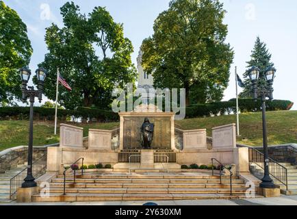 Yonkers, NY - États-Unis - 21 septembre 2024 le monument de la guerre mondiale Yonkers au parc de l'hôtel de ville rend hommage aux vétérans avec un mémorial solennel et digne. Il dispose d'un promi Banque D'Images