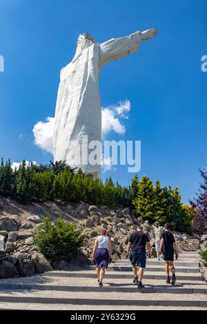 SWIEBODZIN, POLOGNE, 19 JUILLET 2024, Un touriste sous le monument du Christ Roi, la plus haute statue de Jésus au monde Banque D'Images