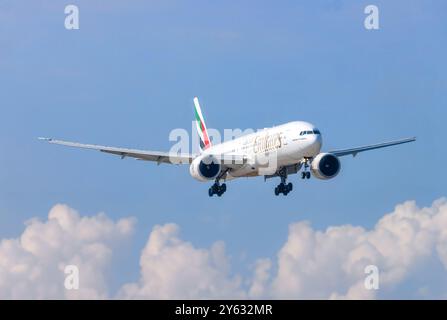 PRAGUE, TCHÉQUIE, 19 septembre 2024, l'avion Emirates vole avec le train d'atterrissage sorti Banque D'Images