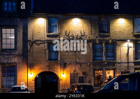 Stow on Wold Royaume-Uni - juillet 26 2024 ; scène de rue avec le Stag au pub Stow dans les Cotswolds, Royaume-Uni Banque D'Images