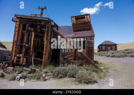 Ancien bâtiment en bois altéré à Bodie California la ville fantôme la plus bien conservée des États-Unis Banque D'Images