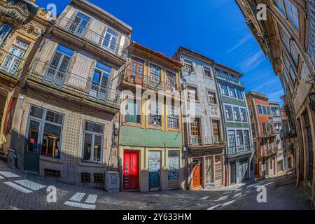 Rua dos Caldeireiros, une rue à l'architecture typiquement portugaise, Poro, Portugal Banque D'Images