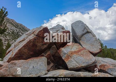 Grante rochers le long de la randonnée Rock Creek qui commence à la tête du sentier Mosquito Flats avec une altitude de 10 300 pieds dans la Sierra orientale - Inyo N. Banque D'Images