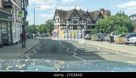 Shrewsbury Royaume-Uni ; juillet 30 2024 ; éditorial - vue de la rue du conducteur à travers le pare-brise d'un bâtiment de style Tudor dans une ville anglaise typique. Banque D'Images