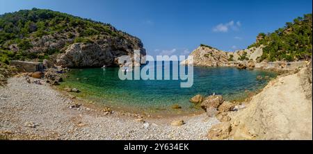 Es Portitxol plage, crique de pierre, municipalité de Sant Joan de Labritja, Ibiza, Îles Baléares, Espagne. Banque D'Images