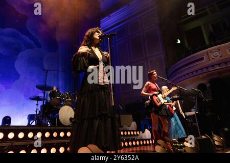 Newcastle, Royaume-Uni. 23 septembre 2024. Newcastle, Royaume-Uni - The Last Dinner Party se produit à l'o2 City Hall, Newcastle, le 23 septembre 2024. Crédit photo Jill O'Donnell/Alamy Live News crédit : Jill ODonnell/Alamy Live News Banque D'Images