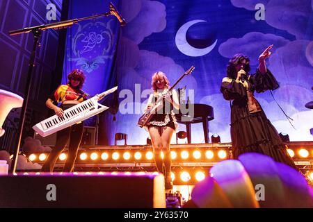 Newcastle, Royaume-Uni. 23 septembre 2024. Newcastle, Royaume-Uni - The Last Dinner Party se produit à l'o2 City Hall, Newcastle, le 23 septembre 2024. Crédit photo Jill O'Donnell/Alamy Live News crédit : Jill ODonnell/Alamy Live News Banque D'Images