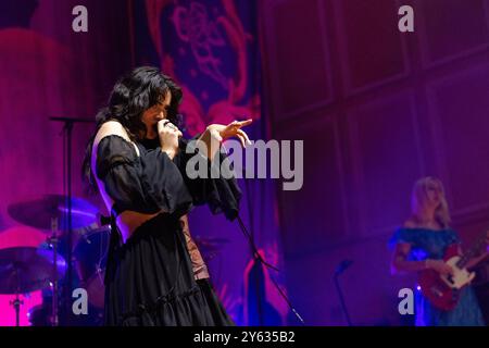 Newcastle, Royaume-Uni. 23 septembre 2024. Newcastle, Royaume-Uni - The Last Dinner Party se produit à l'o2 City Hall, Newcastle, le 23 septembre 2024. Crédit photo Jill O'Donnell/Alamy Live News crédit : Jill ODonnell/Alamy Live News Banque D'Images