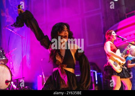 Newcastle, Royaume-Uni. 23 septembre 2024. Newcastle, Royaume-Uni - The Last Dinner Party se produit à l'o2 City Hall, Newcastle, le 23 septembre 2024. Crédit photo Jill O'Donnell/Alamy Live News crédit : Jill ODonnell/Alamy Live News Banque D'Images