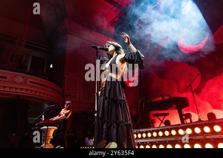 Newcastle, Royaume-Uni. 23 septembre 2024. Newcastle, Royaume-Uni - The Last Dinner Party se produit à l'o2 City Hall, Newcastle, le 23 septembre 2024. Crédit photo Jill O'Donnell/Alamy Live News crédit : Jill ODonnell/Alamy Live News Banque D'Images