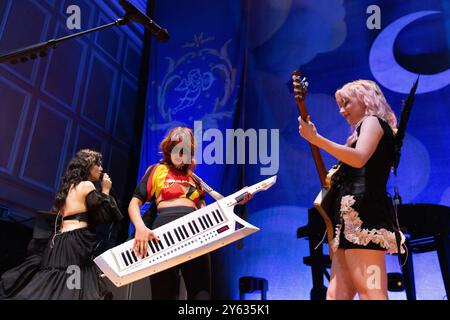 Newcastle, Royaume-Uni. 23 septembre 2024. Newcastle, Royaume-Uni - The Last Dinner Party se produit à l'o2 City Hall, Newcastle, le 23 septembre 2024. Crédit photo Jill O'Donnell/Alamy Live News crédit : Jill ODonnell/Alamy Live News Banque D'Images