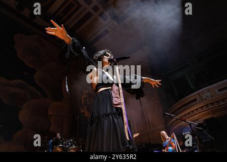 Newcastle, Royaume-Uni. 23 septembre 2024. Newcastle, Royaume-Uni - The Last Dinner Party se produit à l'o2 City Hall, Newcastle, le 23 septembre 2024. Crédit photo Jill O'Donnell/Alamy Live News crédit : Jill ODonnell/Alamy Live News Banque D'Images