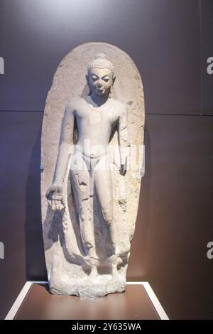 Bangkok, Thaïlande, Asie du Sud-est, Asie. Musée national de Bangkok. Bouddha debout donnant la bénédiction ou Varada Mudra. Inde, école de Gupta Sarnath, CA 5ème-6ème siècle après JC. De Varanasi, Inde. Banque D'Images