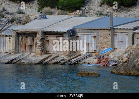 Cabanes à bateaux, es Portitxol, municipalité de Sant Joan de Labritja, Ibiza, Îles Baléares, Espagne. Banque D'Images