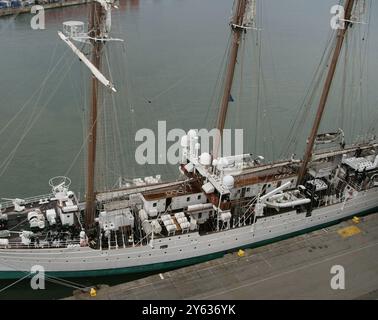 Navire d'entraînement 'Juan Sebastián de Elcano' (A-71). La coque du navire est en fer. Il a été lancé le 5 mars 1927 et livré à la marine espagnole le 17 août 1928. Au fil des ans, il a fait l'objet de divers travaux de modernisation. Vue du navire amarré vers 9h00 le dimanche 8 septembre 2024 au 'Moll est' (Quai est) dans le port de Barcelone, Catalogne, Espagne. Banque D'Images