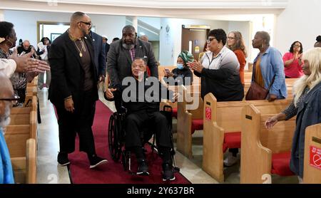 Racine, Wisconsin, États-Unis. 23 septembre 2024. RÉV. JESSE JACKSON est applaudi à son arrivée pour prendre la parole lors d’un rassemblement Get Out the vote à l’église Christ Chapel de racine, Wisconsin, lundi 23 septembre 2024. Le rassemblement a été parrainé par son opération Push/Rainbow Coalition. (Crédit image : © Mark Hertzberg/ZUMA Press Wire) USAGE ÉDITORIAL SEULEMENT! Non destiné à UN USAGE commercial ! Crédit : ZUMA Press, Inc/Alamy Live News Banque D'Images