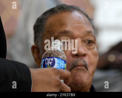 Racine, Wisconsin, États-Unis. 23 septembre 2024. RÉV. JESSE JACKSON reçoit de l'eau après avoir pris la parole lors d'un rassemblement Get Out the vote à l'église Christ Chapel à racine, Wisconsin lundi 23 septembre 2024. Le rassemblement a été parrainé par son opération Push/Rainbow Coalition. (Crédit image : © Mark Hertzberg/ZUMA Press Wire) USAGE ÉDITORIAL SEULEMENT! Non destiné à UN USAGE commercial ! Crédit : ZUMA Press, Inc/Alamy Live News Banque D'Images