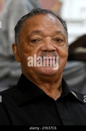 Racine, Wisconsin, États-Unis. 23 septembre 2024. RÉV. JESSE JACKSON après avoir parlé lors d'un rassemblement Get Out the vote à Christ Chapel Church à racine, Wisconsin lundi 23 septembre 2024. Le rassemblement a été parrainé par son opération Push/Rainbow Coalition. (Crédit image : © Mark Hertzberg/ZUMA Press Wire) USAGE ÉDITORIAL SEULEMENT! Non destiné à UN USAGE commercial ! Crédit : ZUMA Press, Inc/Alamy Live News Banque D'Images