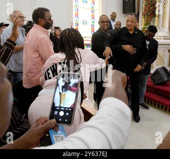 Racine, Wisconsin, États-Unis. 23 septembre 2024. Les gens applaudissent quand Rev. JESSE JACKSON est aidé à sortir de son fauteuil roulant après avoir pris la parole lors d'un rassemblement Get Out the vote à l'église Christ Chapel à racine, Wisconsin lundi 23 septembre 2024. Le rassemblement a été parrainé par son opération Push/Rainbow Coalition. (Crédit image : © Mark Hertzberg/ZUMA Press Wire) USAGE ÉDITORIAL SEULEMENT! Non destiné à UN USAGE commercial ! Crédit : ZUMA Press, Inc/Alamy Live News Banque D'Images