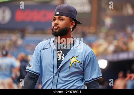 Petersburg, FL : Tampa Bay Rays Third Baseman Junior Caminero (13) sort signer des autographes après un match de la MLB contre les Blue Jays de Toronto Banque D'Images