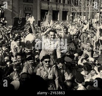 Gamal Abdel Nasser et quelques membres du CCR ont accueilli à Alexandrie le 27 octobre 1954. Musée : COLLECTION PRIVÉE. Auteur : ANONYME. Banque D'Images