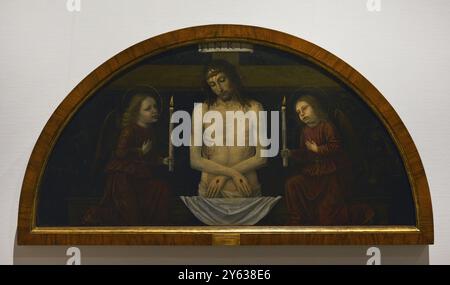 Ambrogio da Fossano, dit Bergognone (1453-1523). Peintre de la Renaissance italienne. Pietà du Christ entre deux anges, 1488-1490. Tempera sur panneau de bois transféré sur toile. Pinacoteca Castello Sforzesco, Milan, Italie. Banque D'Images