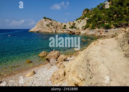 Es Portitxol plage, crique de pierre, municipalité de Sant Joan de Labritja, Ibiza, Îles Baléares, Espagne. Banque D'Images