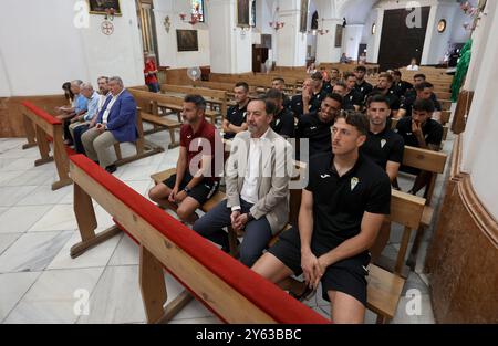 Córdoba, 13/08/2024. L'équipe Córdoba CF fait une offrande florale à San Rafael dans l'église de Juramento. Photo : Valerio Merino. ARCHDC. Crédit : album / Archivo ABC / Valerio Merino Banque D'Images