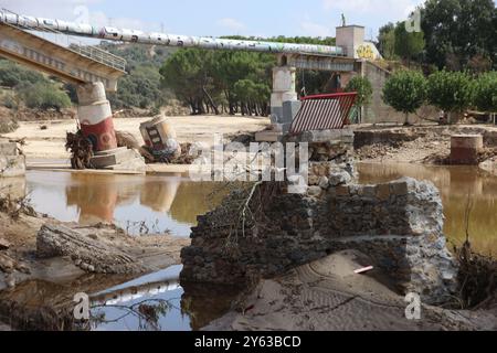 Aldea del Fresno (Communauté de Madrid), 09/08/2023. Lieu où se trouvait l'un des ponts bordant la ville qui reliait Chapinería à Aldea del Fresno sur la rivière Alberche et qui a été détruit par la DANA il y a une semaine. Photo : Jaime García. ARCHDC. Crédit : album / Archivo ABC / Jaime García Banque D'Images