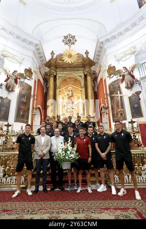 Córdoba, 13/08/2024. L'équipe Córdoba CF fait une offrande florale à San Rafael dans l'église de Juramento. Photo : Valerio Merino. ARCHDC. Crédit : album / Archivo ABC / Valerio Merino Banque D'Images