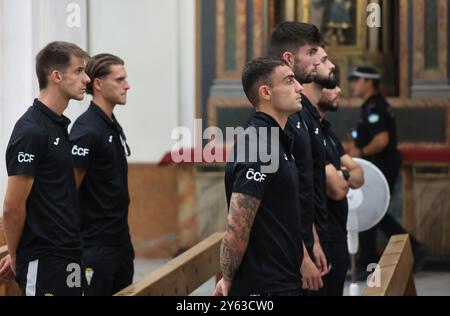 Córdoba, 13/08/2024. L'équipe Córdoba CF fait une offrande florale à San Rafael dans l'église de Juramento. Photo : Valerio Merino. ARCHDC. Crédit : album / Archivo ABC / Valerio Merino Banque D'Images