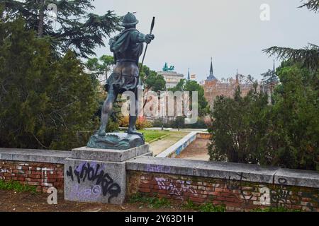 Madrid, 10/01/2024. Moncloa-Aravaca. A proximité de l’AECID et du Musée de l’Amérique, au pied du phare de Moncloa, se trouvent des monuments qui ont été gravement vandalisés et en très mauvais état de conservation. Monument à Vasco Núñez de Balboa. Photo : Guillermo Navarro. ARCHDC. Crédit : album / Archivo ABC / Guillermo Navarro Banque D'Images
