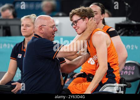 Pays-Bas Bo Kramer (9 ans) célèbre avec l’entraîneur-chef Gertjan van der Linden lors du match pour la médaille d’or du basketball en fauteuil roulant féminin contre les Unite Banque D'Images