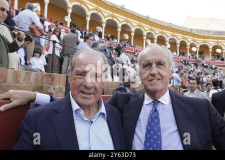 Séville, 04/07/2024. Taureaux de Fermín Bohórquez pour les toreros Lama de Góngora, Ruiz Muñoz et Juan Pedro García «Calerito». Dans l'image, Paco Ojeda et Pepe Cobo. Photo : Raúl Doblado. ARCHSEV. Crédit : album / Archivo ABC / Raúl Doblado Banque D'Images