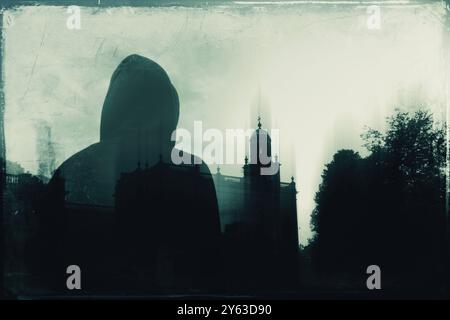 Un double expsoure transparent d'une figure effrayante à capuche. Avec une église historique mystérieuse en arrière-plan. Avec un grunge flou, ancien montage Banque D'Images