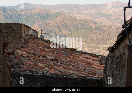 Toits de village rustique avec toile de fond de montagne dans un cadre méditerranéen Banque D'Images