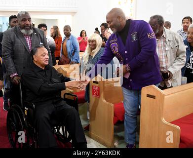 Racine, Wisconsin, États-Unis. 23 septembre 2024. RÉV. JESSE JACKSON salue les gens à son arrivée pour prendre la parole lors d'un rassemblement Get Out the vote à l'église Christ Chapel à racine, Wisconsin lundi 23 septembre 2024. Le rassemblement a été parrainé par son opération Push/Rainbow Coalition. (Crédit image : © Mark Hertzberg/ZUMA Press Wire) USAGE ÉDITORIAL SEULEMENT! Non destiné à UN USAGE commercial ! Crédit : ZUMA Press, Inc/Alamy Live News Banque D'Images