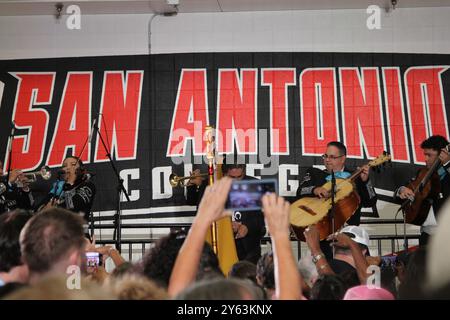 Un groupe de mariachi réchauffe la foule au Candler Physical Education Center du San Antonio College dans le cadre du Rallye pour notre liberté de vote à San Antonio, Texas, États-Unis, le 23 septembre 2024. L'événement a été organisé pour motiver les Texans à se préparer à voter aux prochaines élections et pour attirer l'attention sur les actions menées par les républicains texans. Récemment, les enquêteurs de l'État du Texas ont effectué des perquisitions dans les maisons dans le cadre d'une enquête sur une fraude électorale présumée. Les sujets de la recherche comprenaient un candidat démocrate dans un district compétitif et des membres d'une organisation hispanique non partisane des droits civiques. (P Banque D'Images