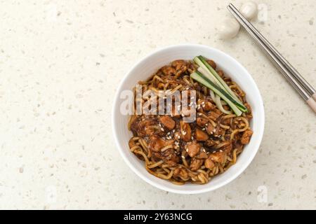 Jajangmyeon, nouilles à la sauce aux haricots noirs, cuisine coréenne Banque D'Images