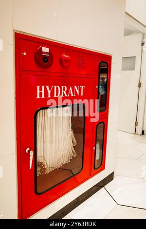 Coffret de bouche d'incendie rouge pour la sécurité et l'urgence dans un bâtiment public Banque D'Images